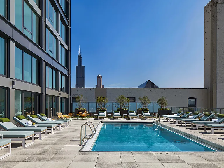 Landmark West Loop — Photo 34