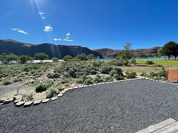 3rd image of 928 River Drive SW
