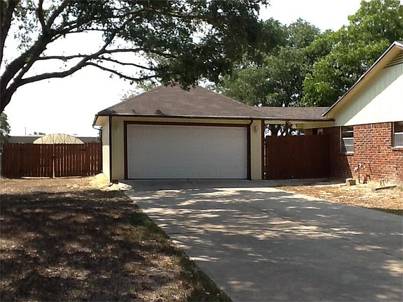 DETACHED GARAGE WITH CONECTING BREEZEWAY