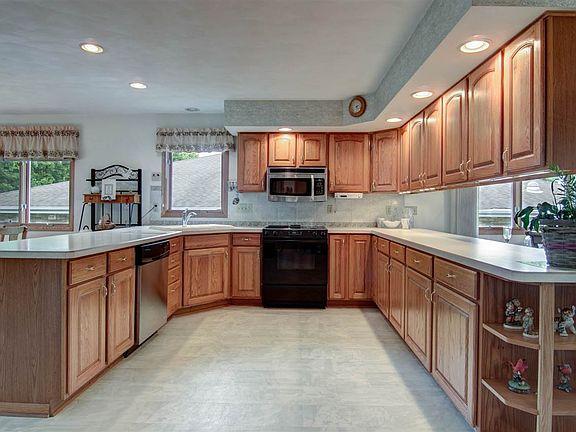3rd image of 1194 N Crest Dr