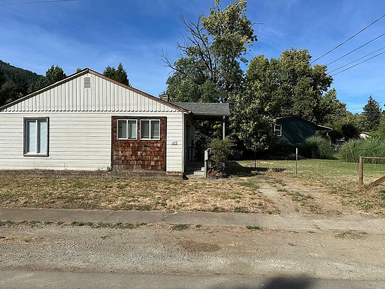 165 NE Oak St — Photo 2