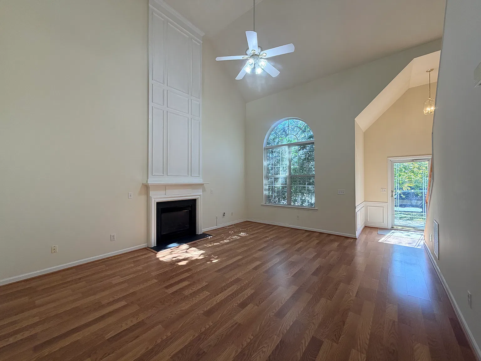 3 bed, 2.5 bath, 2035 sqft, $2,200 — Photo 3