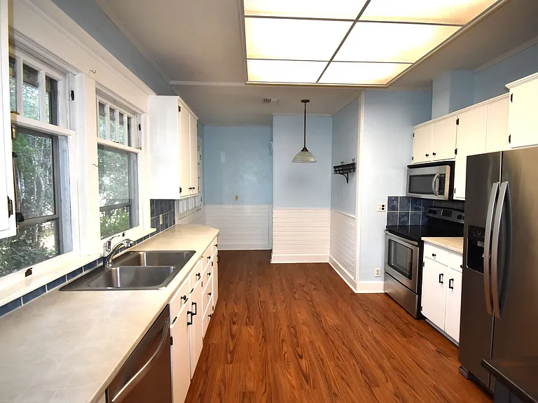 586 Grove St — Photo 9