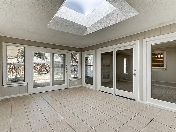 4th image of 2305 E Windsor Dr