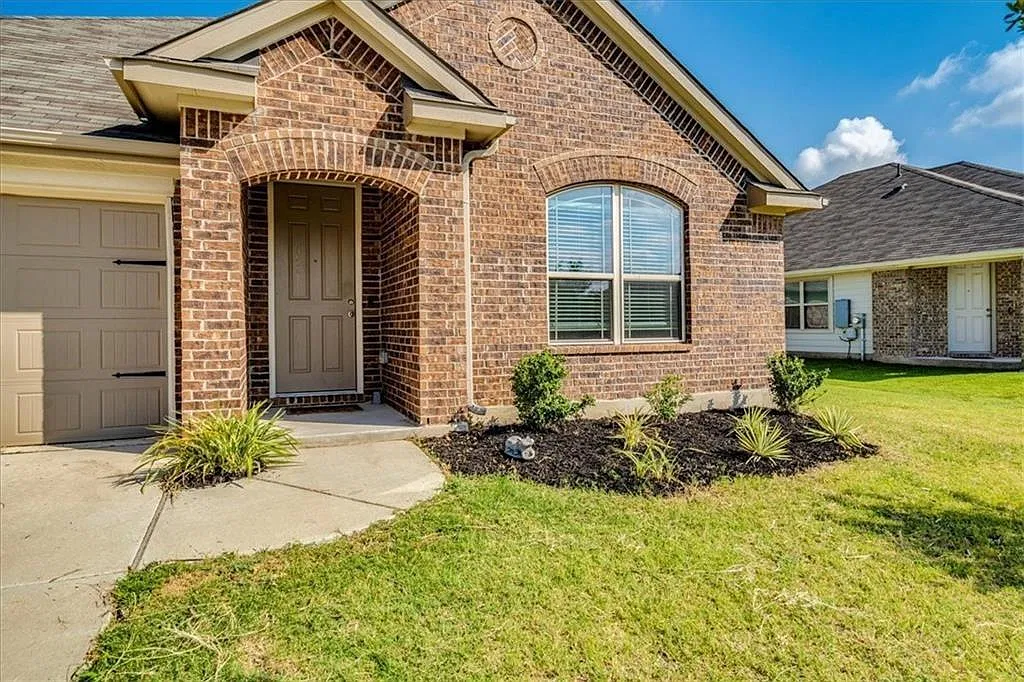3 bed, 2.0 bath, 1457 sqft, $2,000 — Photo 2