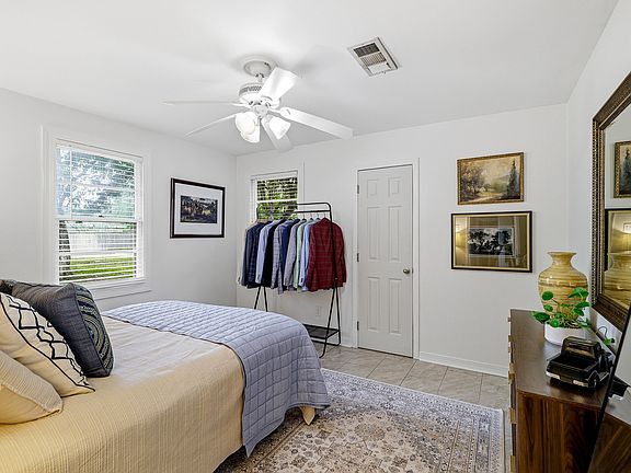 5th image of 200 Garden Dr