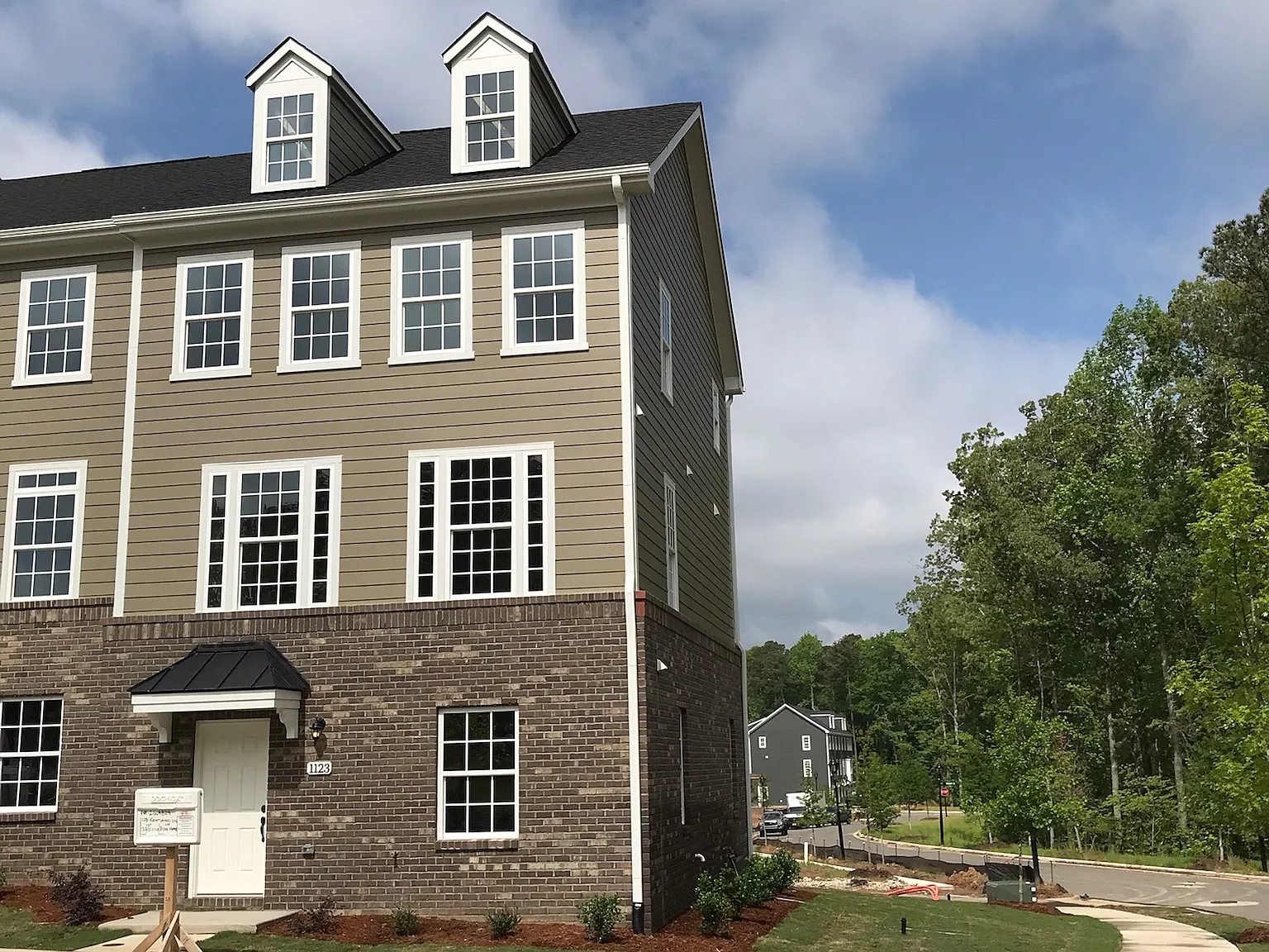 3 bed, 2.5 bath, 1672 sqft, $2,400 — Photo 1