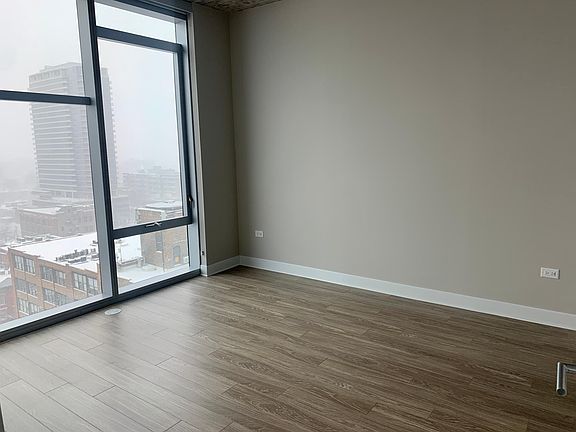 4th image of 738 N Wells St #525
