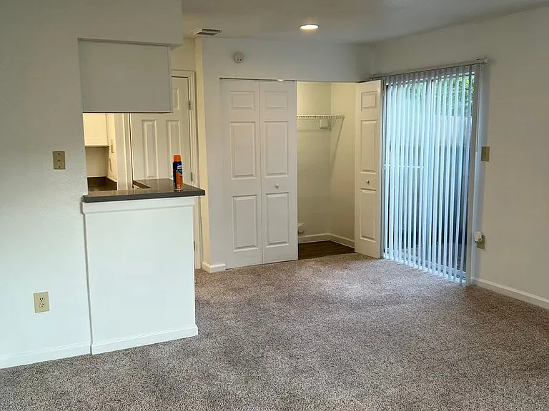 Emerald Cove Apartments — Photo 16