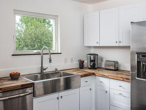 5th image of 2909B Bronte Ave
