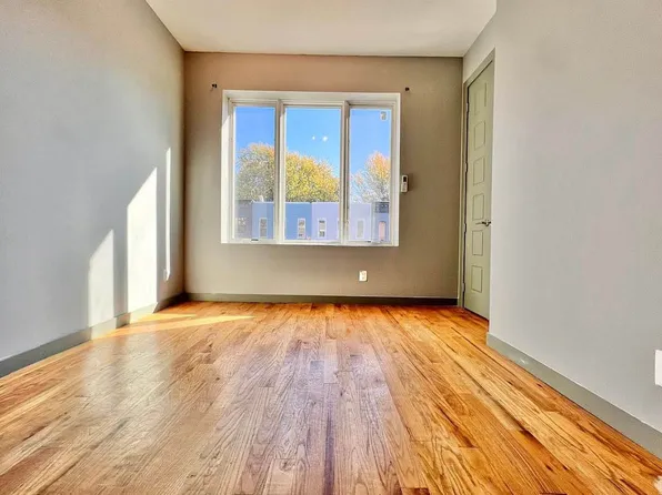 1101 Halsey Street image 7 of 26