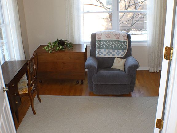 5th image of 452 Winsor Dr