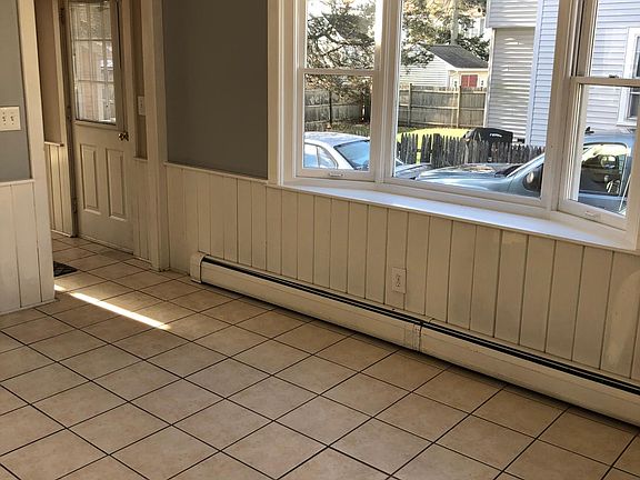 Dining room beautiful bay window.