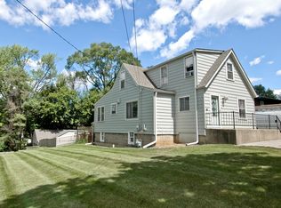 302 Forest Dr, Island Lake, IL 60042