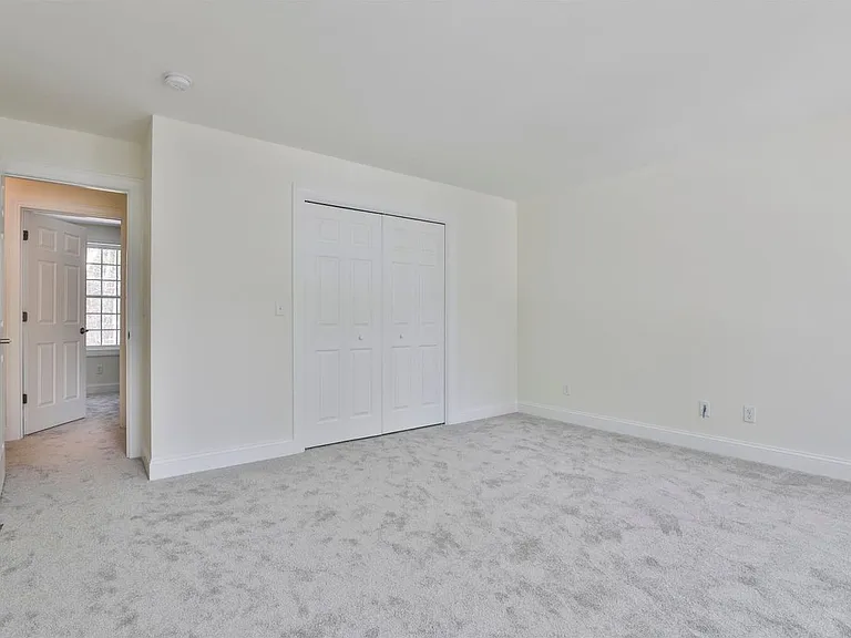 22 Reeds Ferry Way — Photo 35
