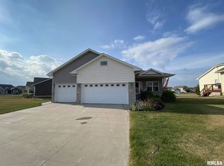 1555 Olde Brandy Ln, Davenport, IA 52807