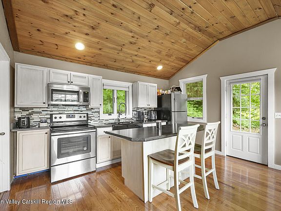 5th image of 42 Pine Tree Lane