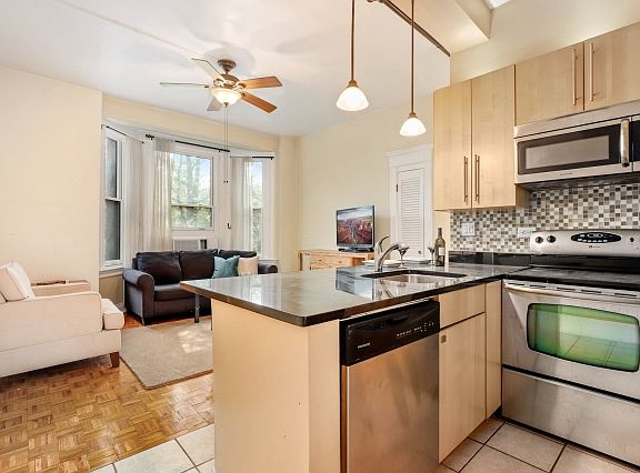 4th image of 2800 N Pine Grove Ave Unit 3B