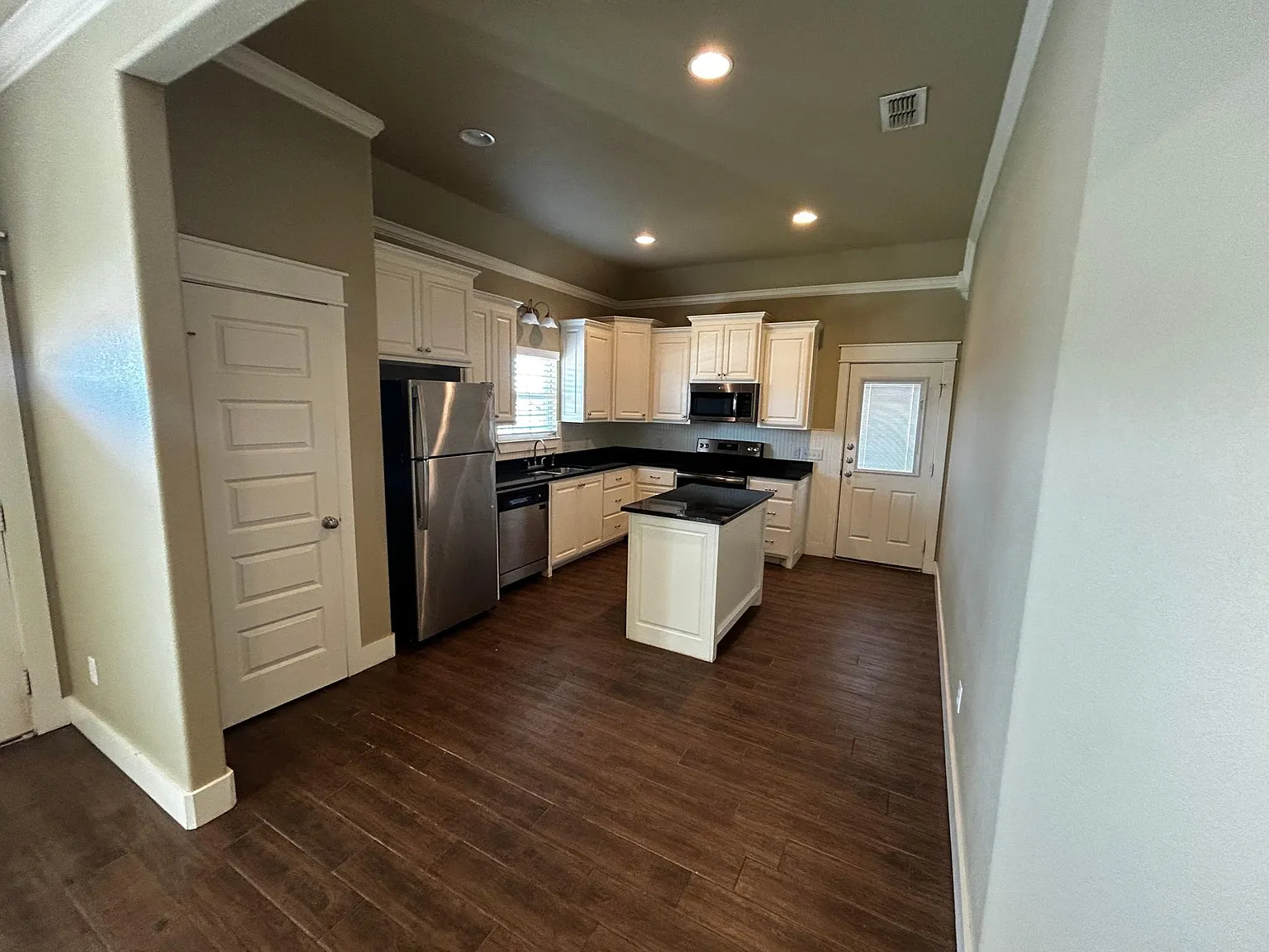 3 bed, 1598 sqft, $2,400 — Photo 4