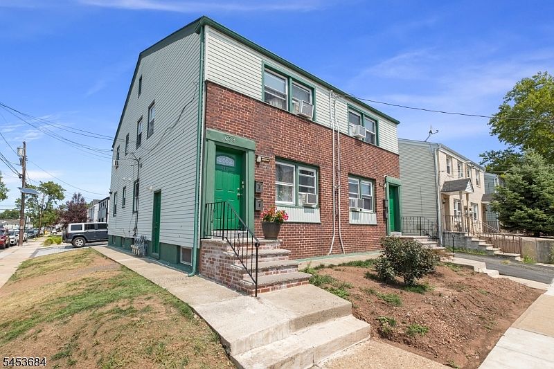 1st image of 637 Myrtle St #4
