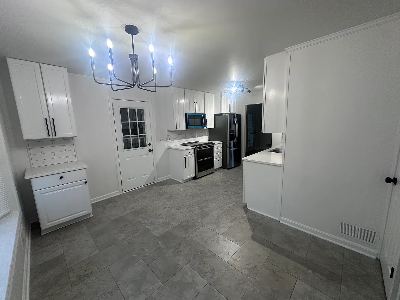 5 bed, 1479 sqft, $4,700 — Photo 4