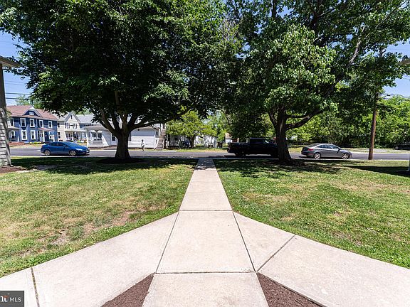 5th image of 802 Travers St #4