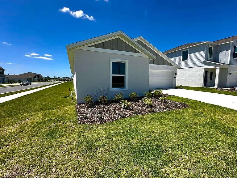 2102 Chris Dr — Photo 5