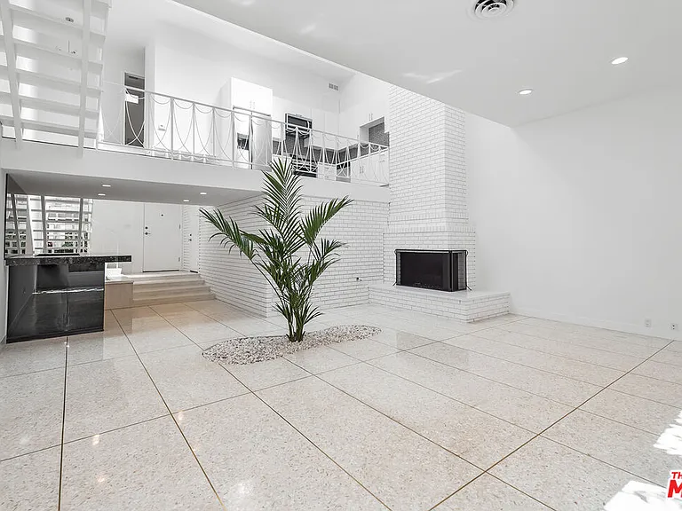 764 N Doheny Dr #2 — Photo 1