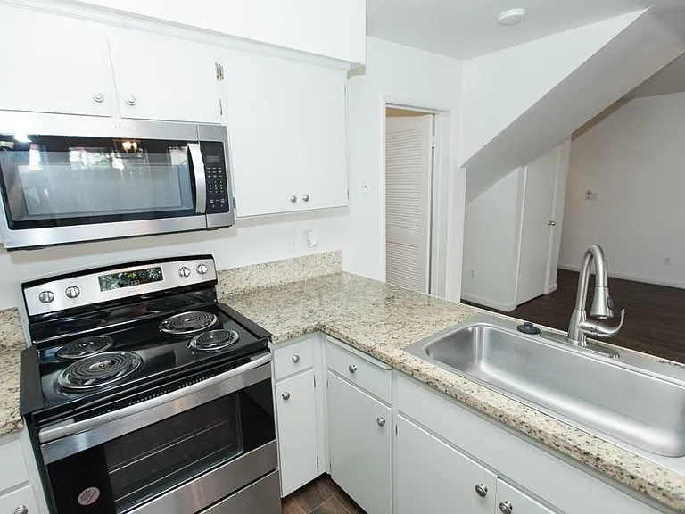 880 Osmun Cir — Photo 12