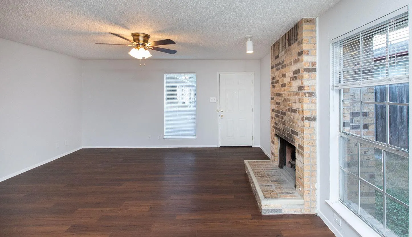 2 bed, 2.0 bath, 949 sqft, $1,350 — Photo 2