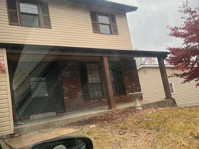 1811 Hanover Ln — Photo 2