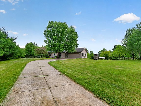 5th image of 15510 Davis Dr