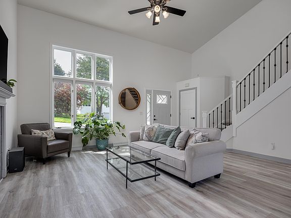 5th image of 415 W Clover Ln