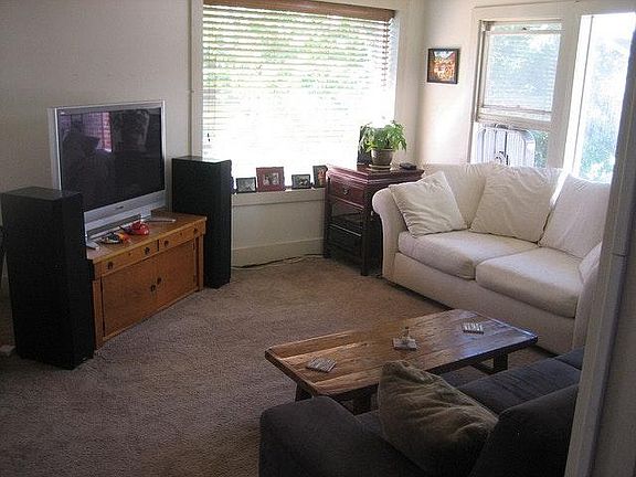 3rd image of 2082 Sherwood Ave #2