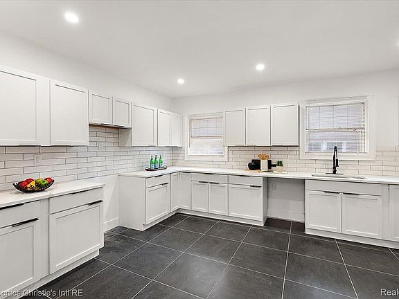 5th image of 17575 Stoepel St