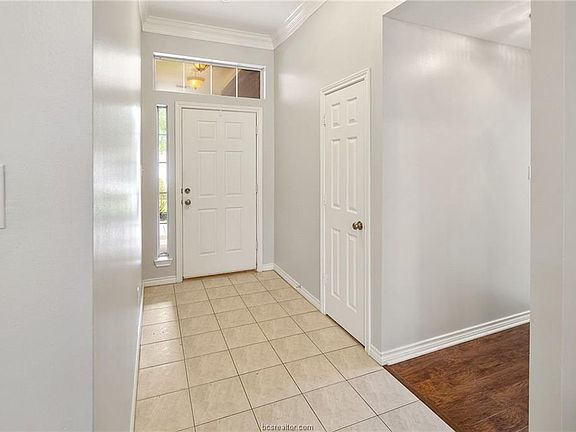5th image of 1705 Starling Dr