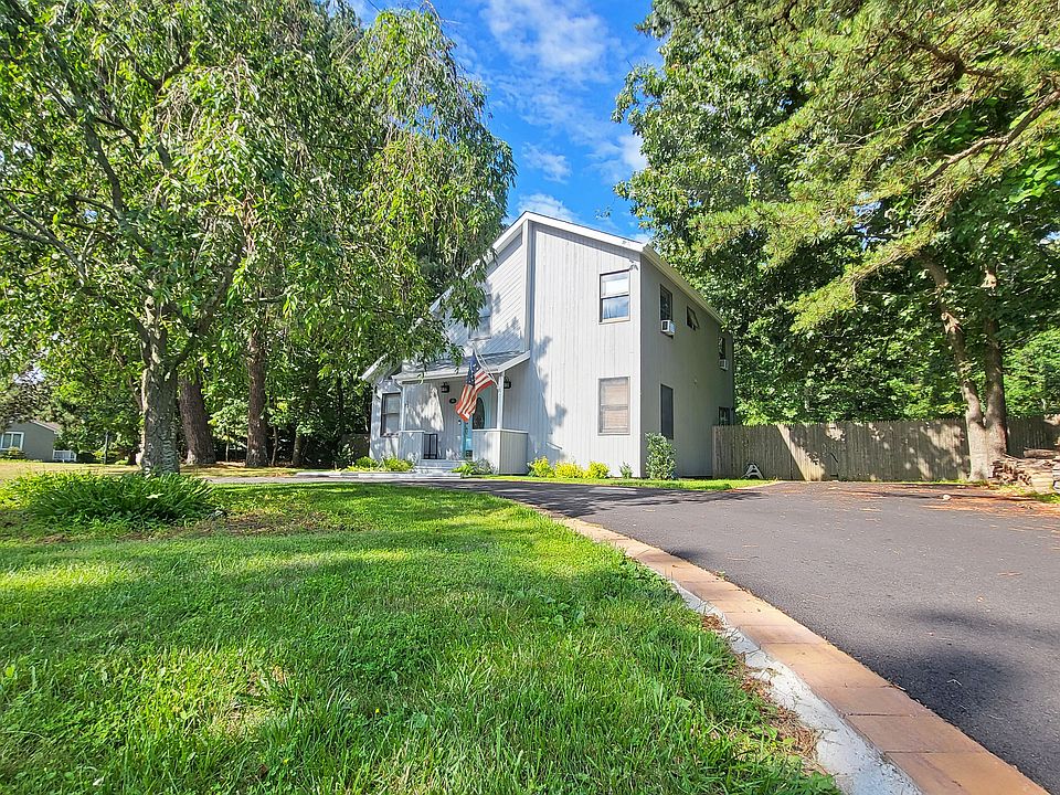 2nd image of 20 Oaktree Dr