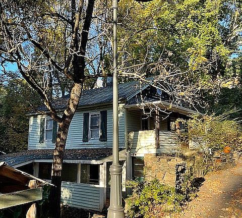2nd image of 151 W Howard St