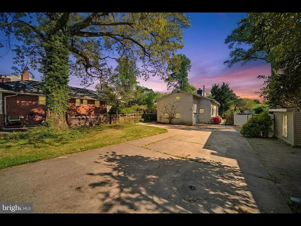 5812 Greenlawn Dr
