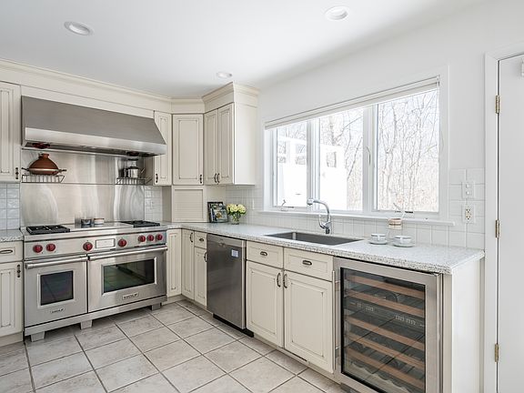 5th image of 17 Lyme Ln