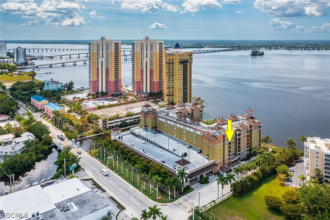 2 bed, 2.5 bath, 1003 sqft, $2,050 — Photo 1