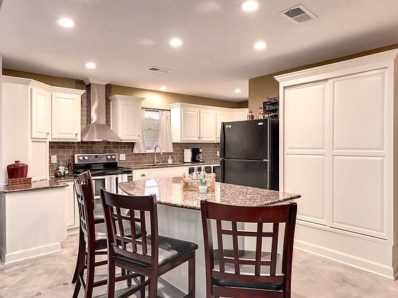 5th image of 601 E Oak Dr