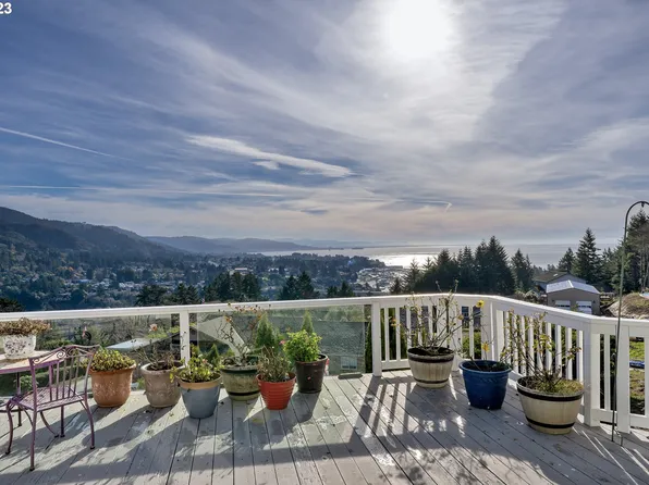 932 Marina Heights Rd, Brookings, OR 97415