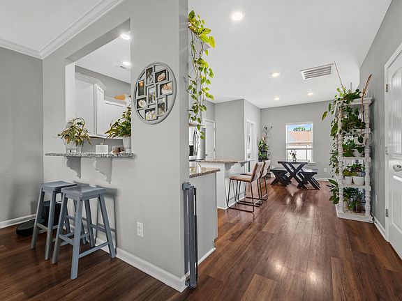 5th image of 413 Windyhill St