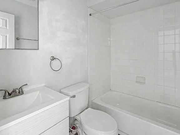 3rd image of 7210 N Manhattan Ave APT 621