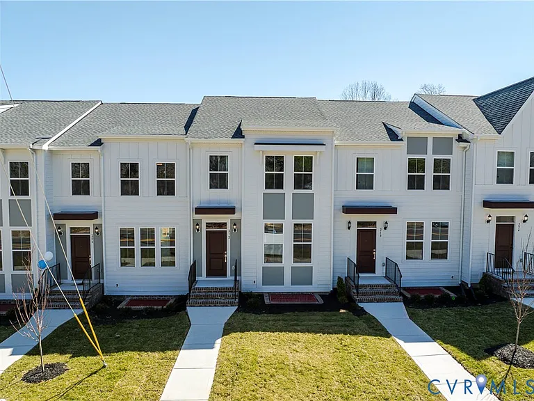 212 Avenda Ln — Photo 2