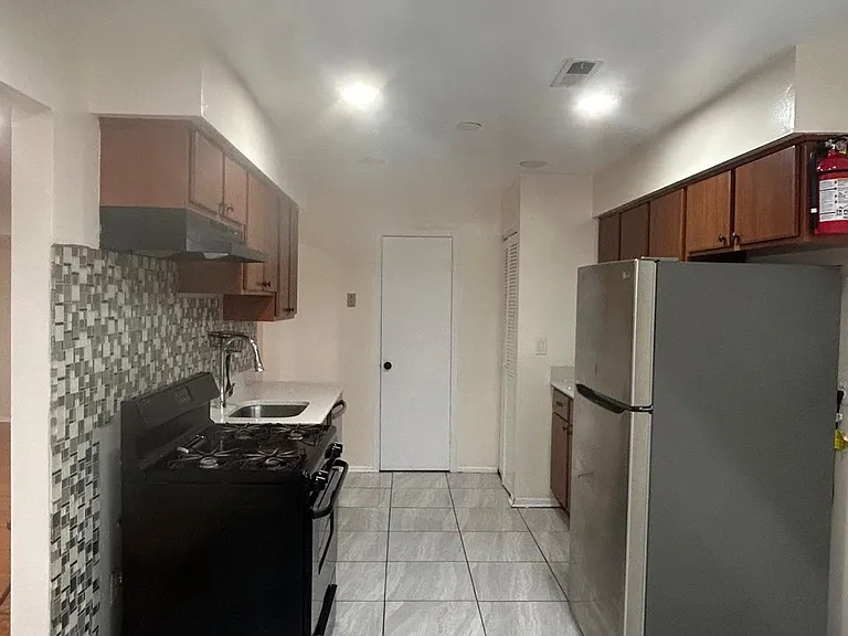 210 Edison Glen Ter — Photo 7