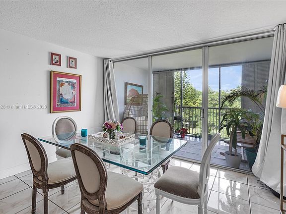 4th image of 952 NE 199th St APT 411