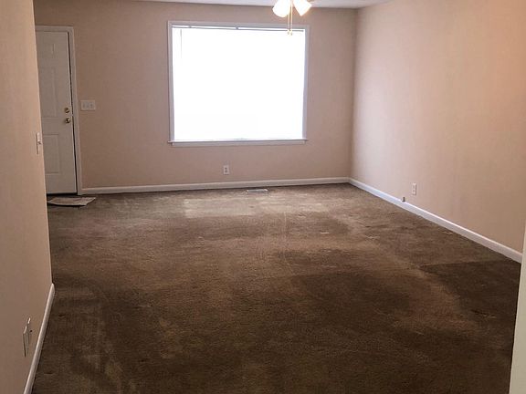 5th image of 820 Valley Dr