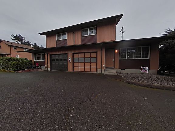 3rd image of 619-621 SE Lilly Pl
